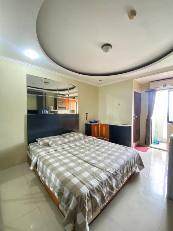 een slaapkamer met een groot bed in een kamer bij Gateway cicadas by aleshaproperty in Bandung