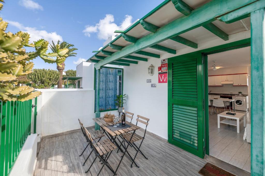 eine Terrasse mit Stühlen und einem Tisch auf einer Terrasse in der Unterkunft Casa Real in Playa Blanca