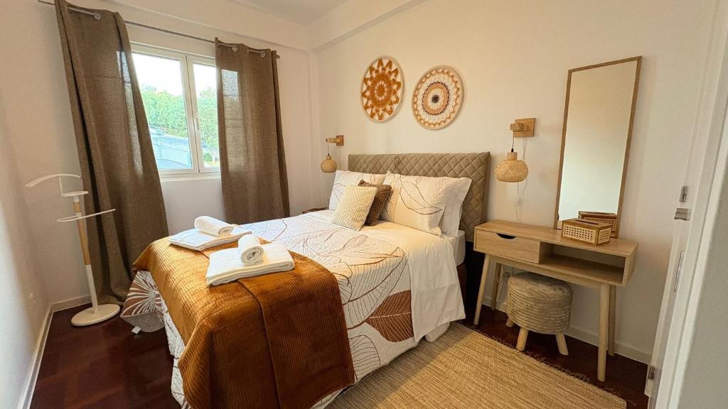 een kleine slaapkamer met een bed en een spiegel bij O Lar da Elisa in Bicas