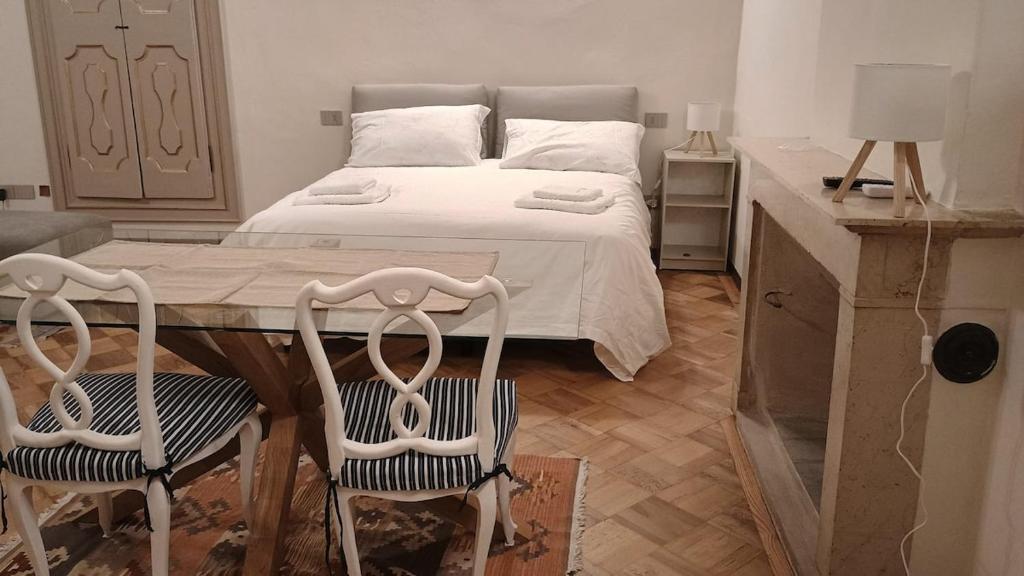 a bedroom with a bed and two chairs in it at FuoriPorta Affitti Brevi - L'Appartamento della Musica in Parma