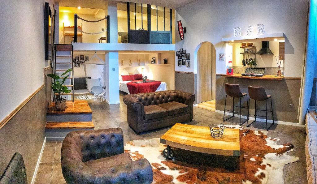 斯特拉斯堡Loft - L'esquisse - Centre的客厅设有2张沙发和1张桌子。