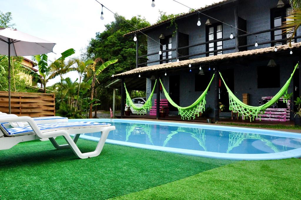 un resort con piscina e una casa di Pousada Pantera do Rosa a Imbituba