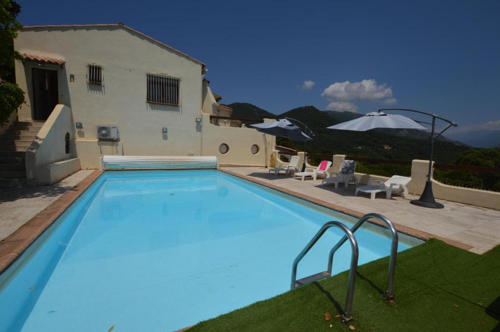 een groot zwembad voor een huis bij Villa la Chiosella in Valle-di-Mezzana