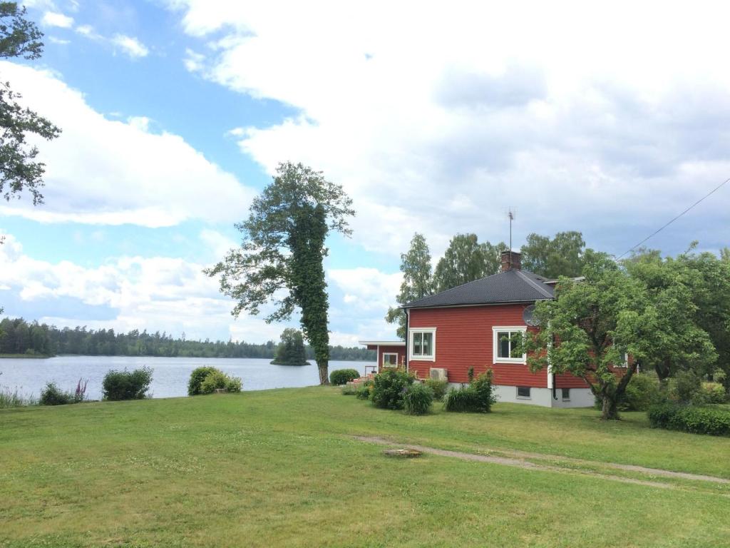 Holiday Home mit Garten und Holzterrasse am See by Interhome