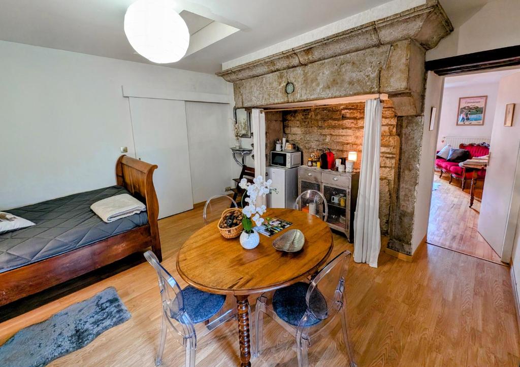 een kamer met een houten tafel en een bed bij Chambre Chez Lou in Bucey-lès-Gy