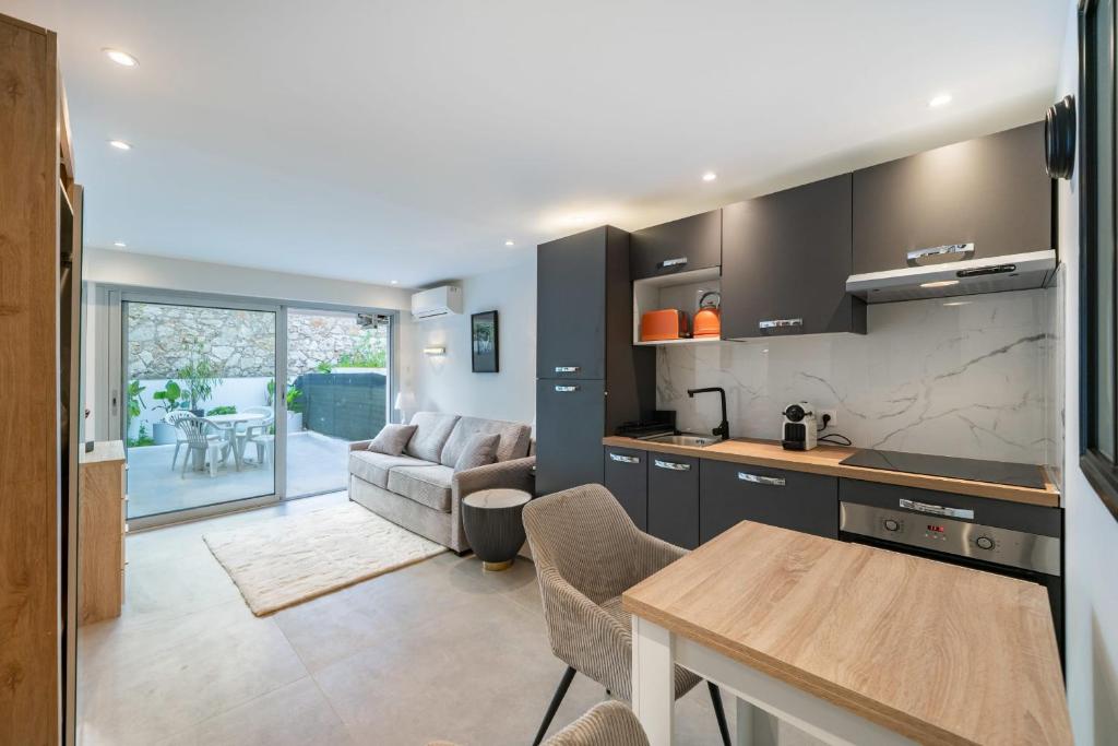 Charming bright studio with spacious outdoor area