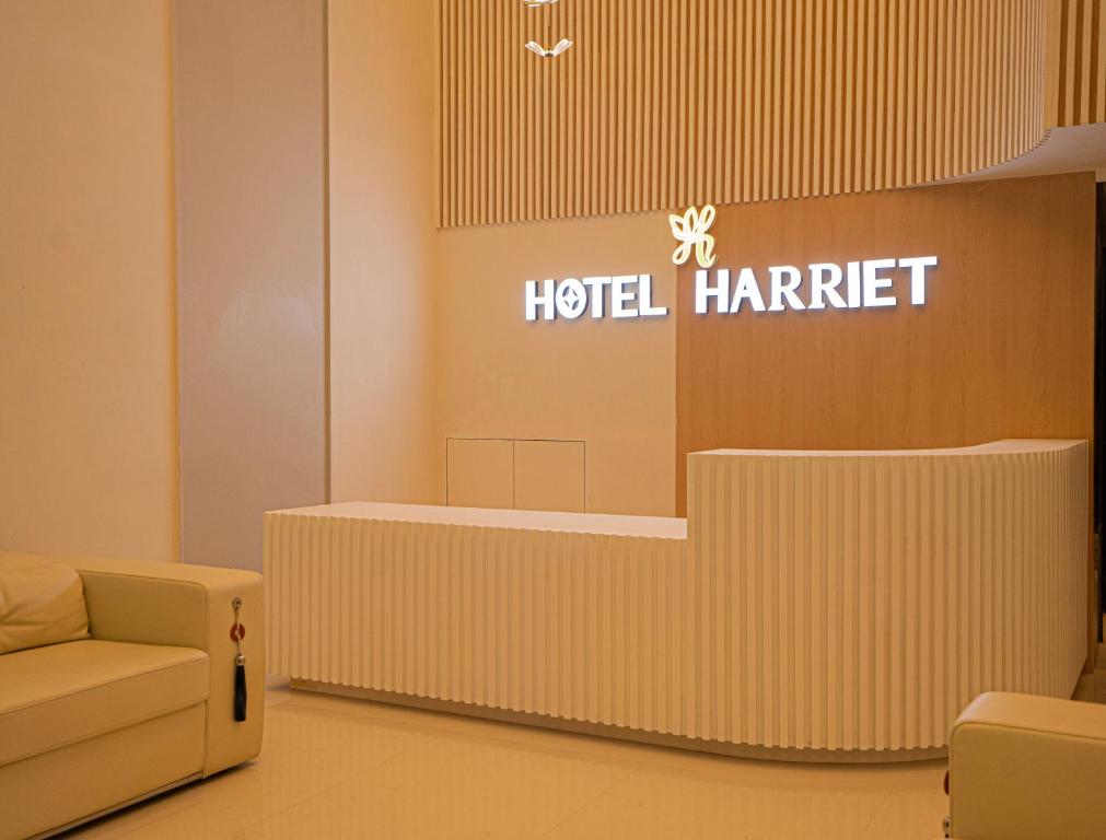 een hotelbord met een afbeelding van een kiekendief aan de muur in een kamer bij Hotel Harriet in Rāmeswaram
