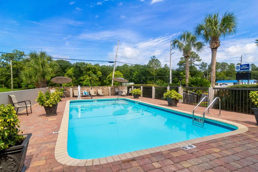 a swimming pool with blue water in a resort at Best Western Starke in Starke