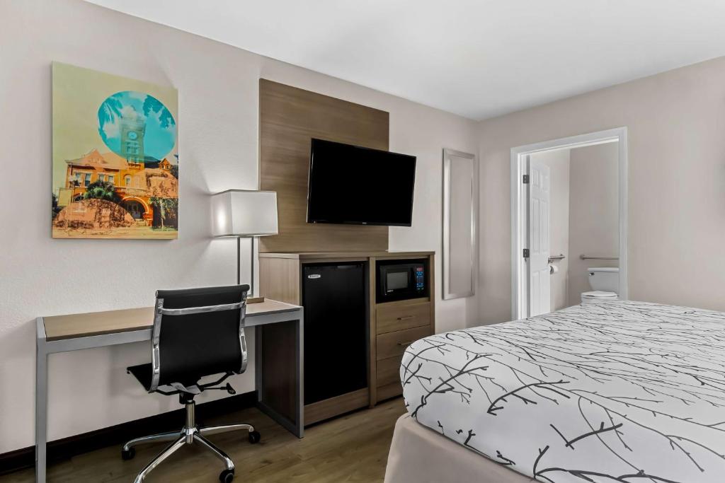 Best Western Starke - King Room With Roll-In Shower - Disability Access