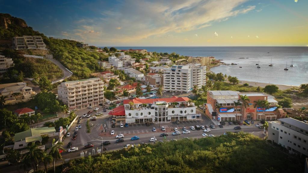 una vista aerea di una città con l'oceano di Commodore Suites, SureStay Collection by Best Western a Simpson Bay