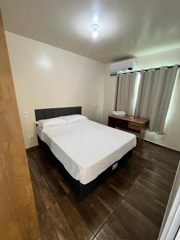 En eller flere senge i et værelse på Quarto casal Com mais 1 cama solteiro 2 andar FT