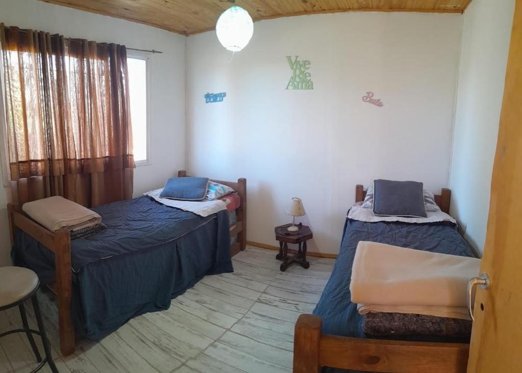 a room with two twin beds and a window at Cabaña Juana Vg in Villa Giardino