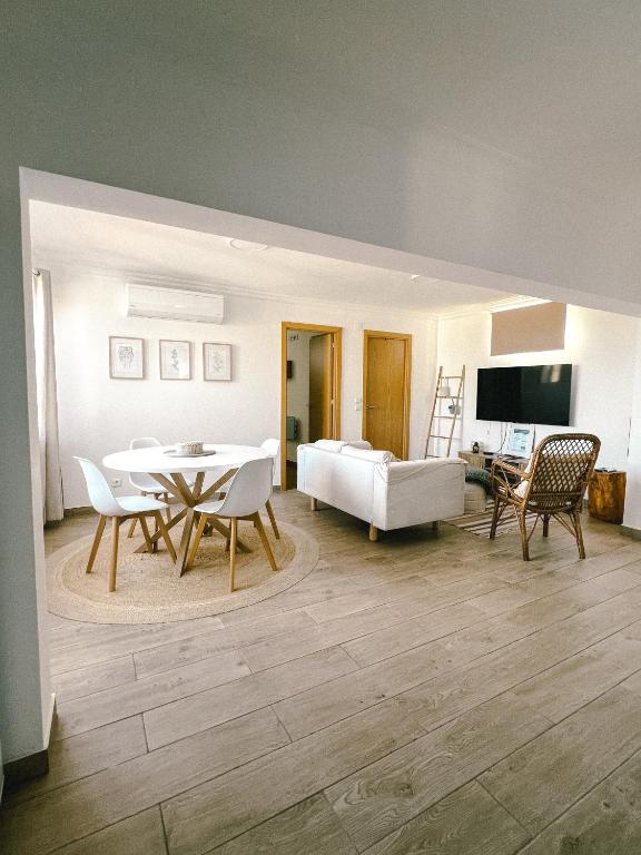 a living room with a table and a couch at Cantinho de Belmonte in Belmonte