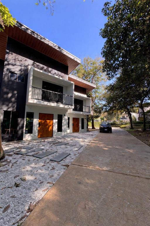 een auto geparkeerd voor een gebouw bij Blue Zone Private Eco Residence - Essence Suite - in Tamarindo