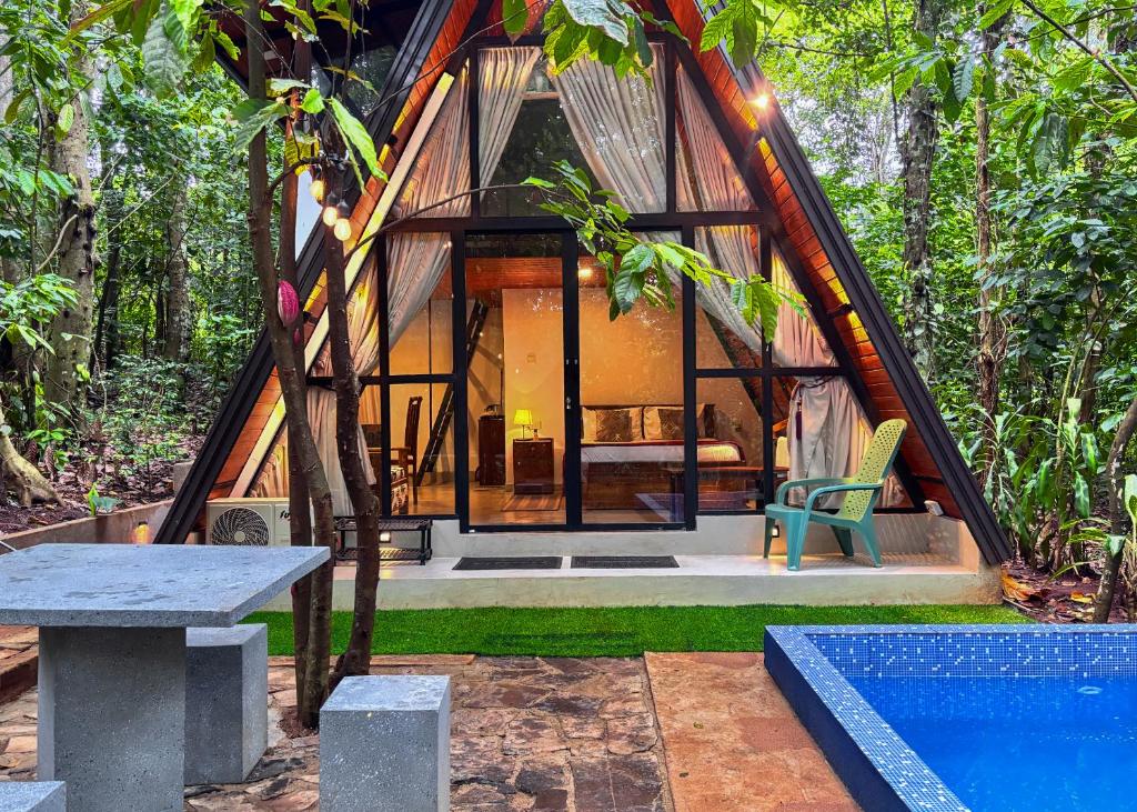 une petite maison au milieu de la forêt dans l'établissement Kandy Little White House Cabanas, à Kandy