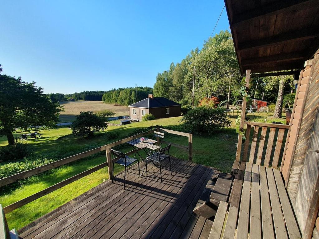 eine Terrasse mit zwei Stühlen und einem Tisch darauf in der Unterkunft An excursion in Paradise in Söderköping