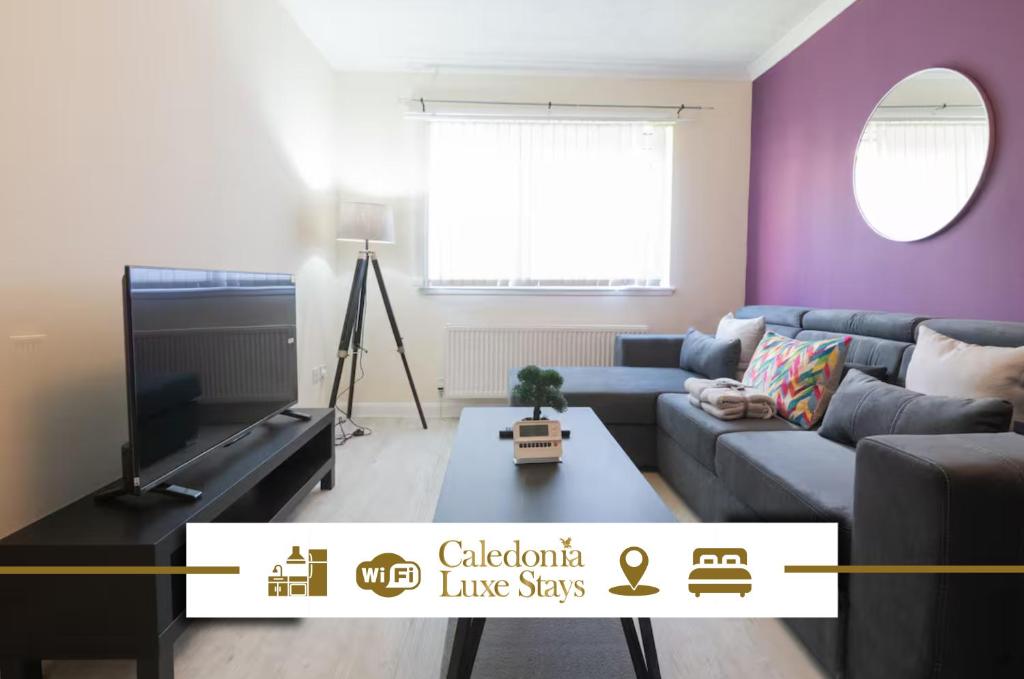 Et tv og/eller underholdning på 1 BDR Flat At Caledonia Luxe Stays Short Lets & Serviced Accommodation Paisley