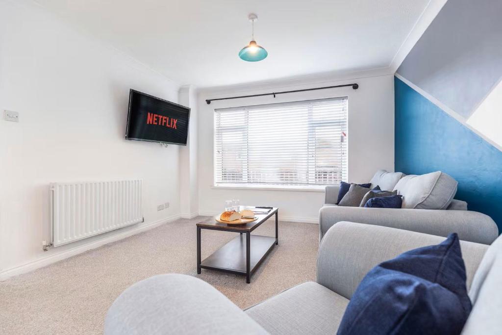 a living room with two couches and a table at DiscountsContractorsWIFIFree ParkingSmart TV in Durham