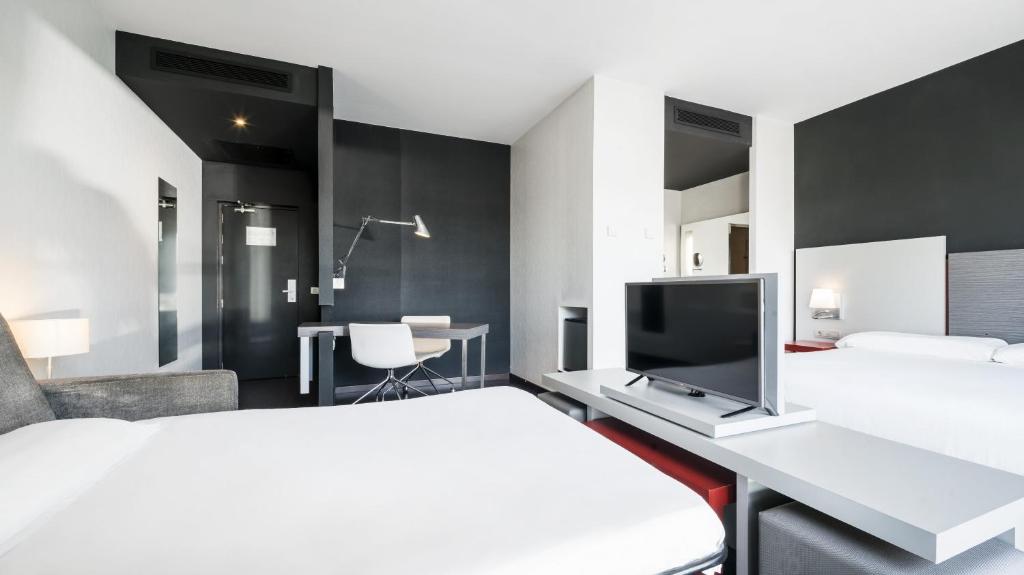 
Family Room (2 Adults + 2 Children)
