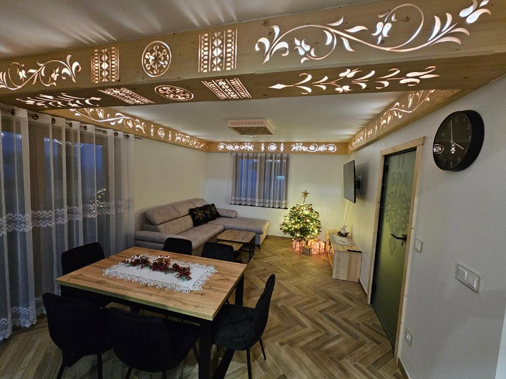 Khu vực ghế ngồi tại Wierchowy zakątek -jacuzzi