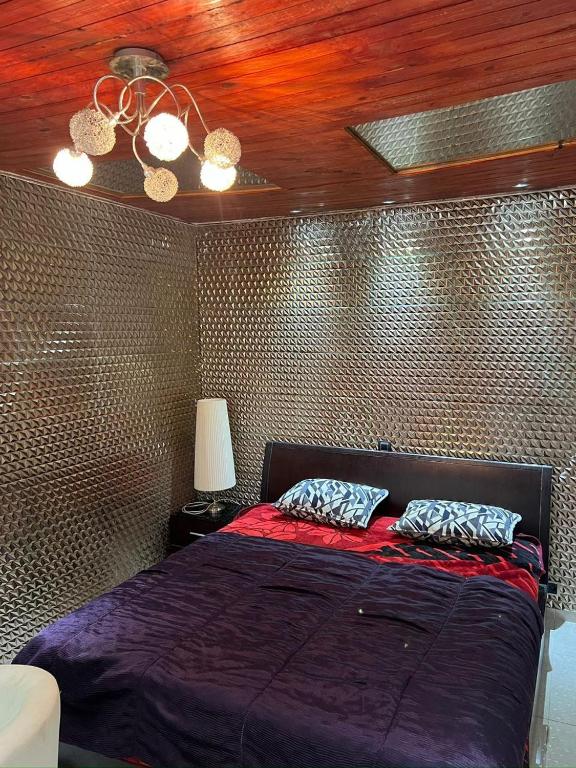 een bed met twee kussens erop in een slaapkamer bij Saidia luxury in Saidia 