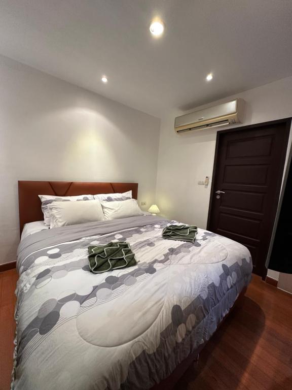 Postel nebo postele na pokoji v ubytování Cozy Condo with full kitchen Patong