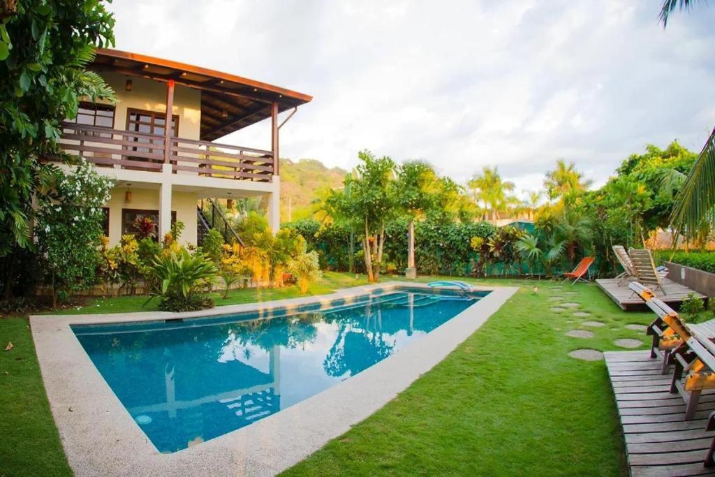 una casa con piscina di fronte a una casa di Tortuga HBH a Playa Hermosa