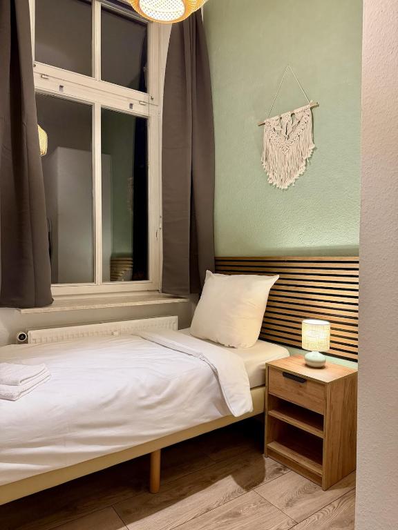 a bedroom with a bed with a window and a table at Gemütliche 3-Zimmer-Wohnung mit Parkplatz in Itzehoe