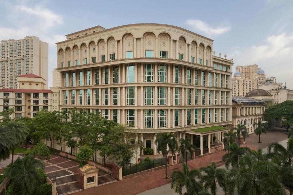 um grande edifício com árvores na frente em Meluha The Fern Mumbai, Powai, Series by Marriott em Mumbai
