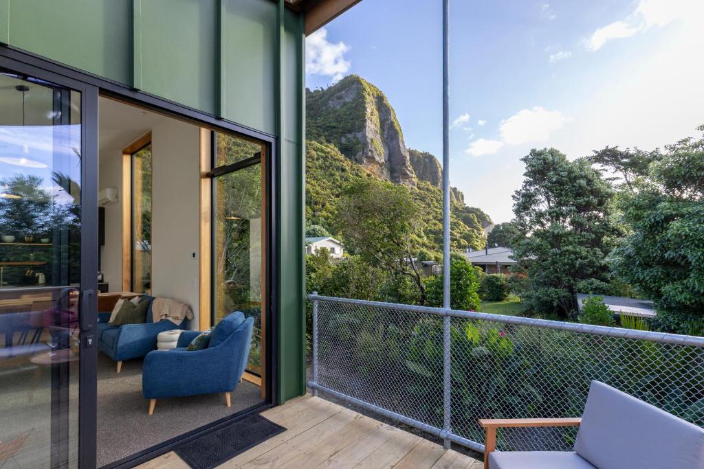 een glazen huis met uitzicht bij Trails End - Architectually designed retreat in Punakaiki