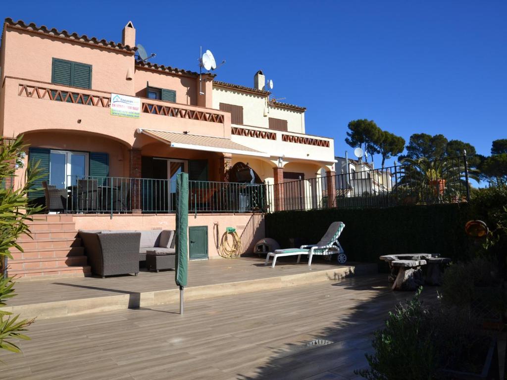 Maison spacieuse avec piscine commune, proche de la mer à L'Estartit, 3 chambres, barbecue, parking