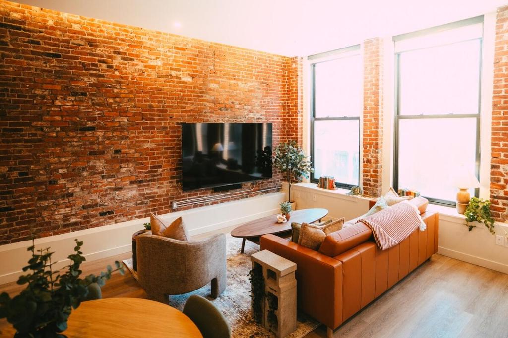 Et tv og/eller underholdning på Charming. Historic. Epic. 2BR Apartment DT Halifax