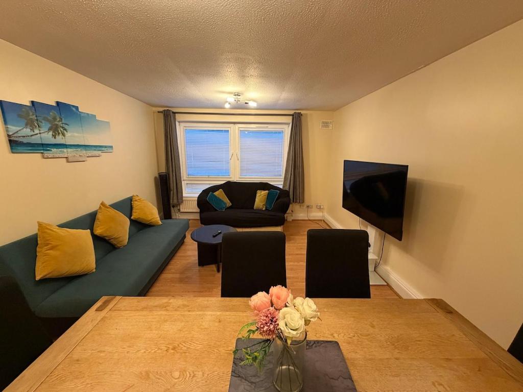 a living room with a couch and a table at 2 Bedroom Ground Floor Flat with Kitchen & Parking in Uxbridge