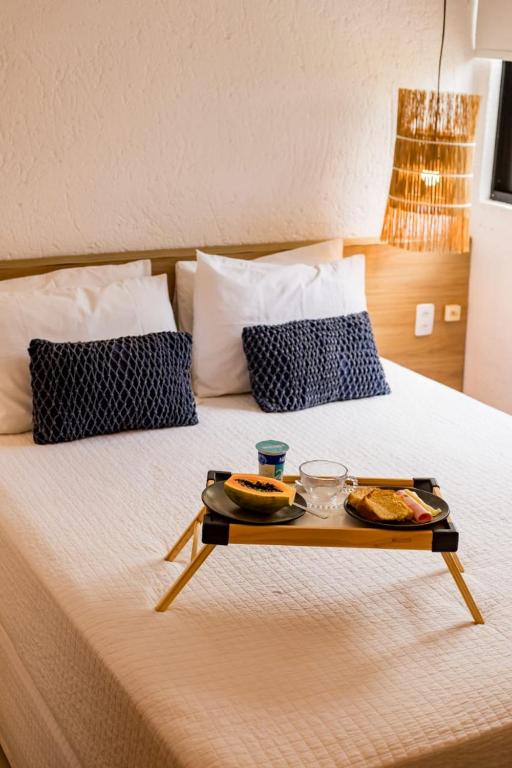 - un plateau de nourriture au-dessus du lit dans l'établissement Casa Vilas Patacho Garden, à Porto de Pedras