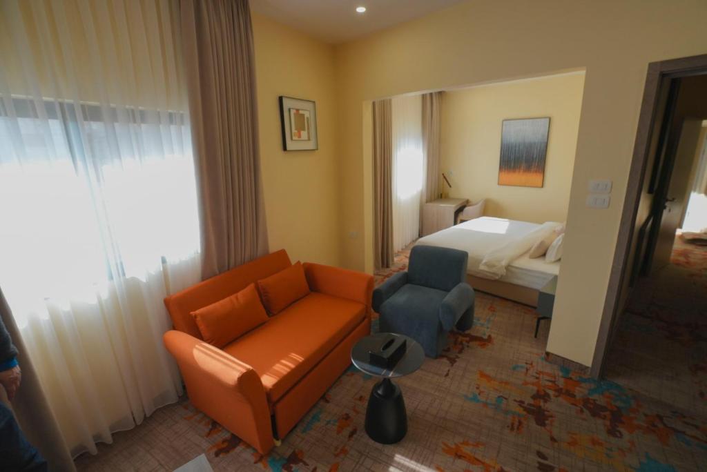 Giường trong phòng chung tại Friends Hotel Jordan