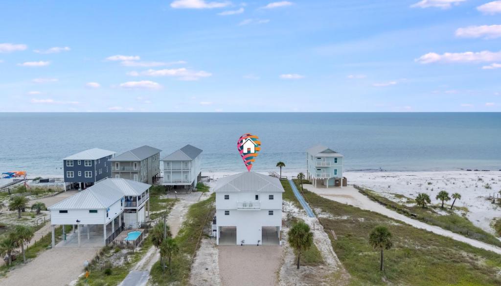 una vista aerea di una spiaggia con case e un aquilone di Cape Ocean Front - Jacuzzi - Elevator - Arcade Games! a Port Saint Joe