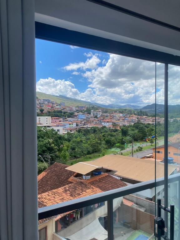 einen Blick aus dem Fenster einer Stadt in der Unterkunft Apartamento em Mariana in Mariana