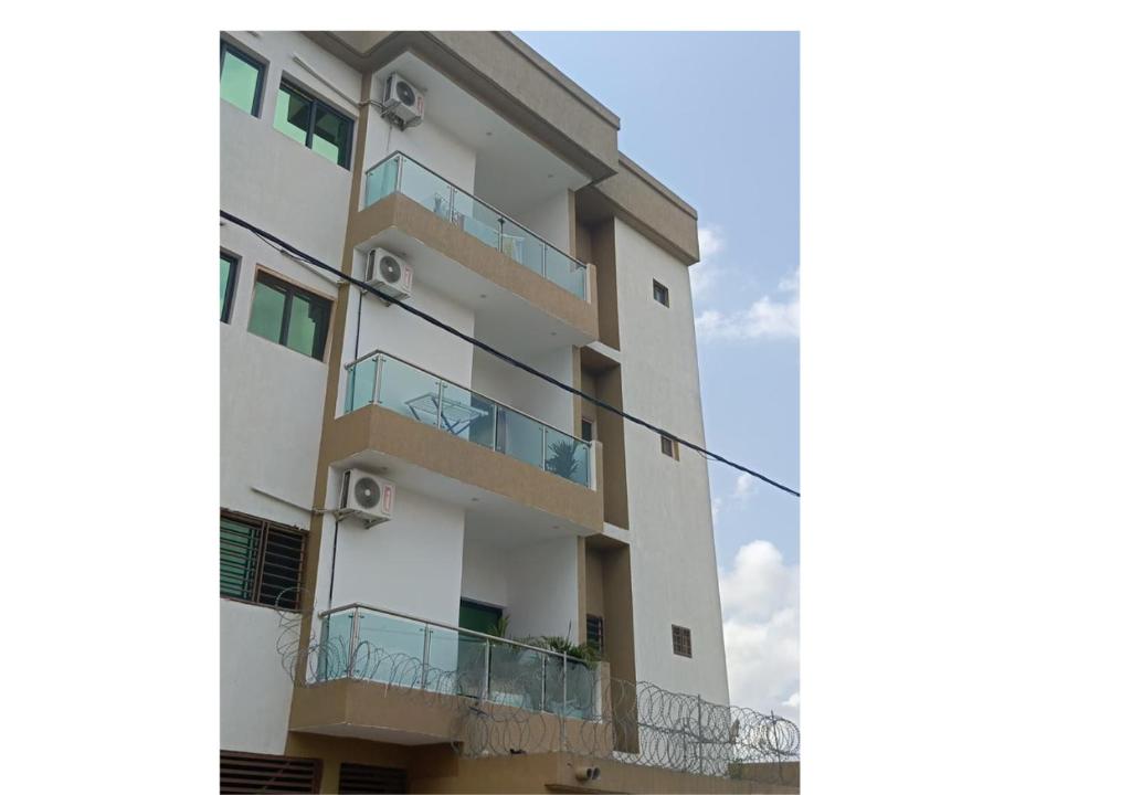 een gebouw met balkons aan de zijkant bij River Side in Abidjan