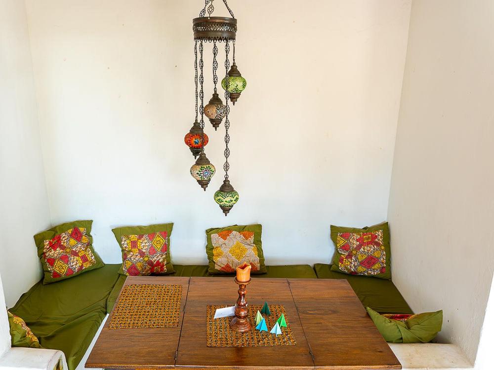 Khu vực ghế ngồi tại Dragonfly Cottage