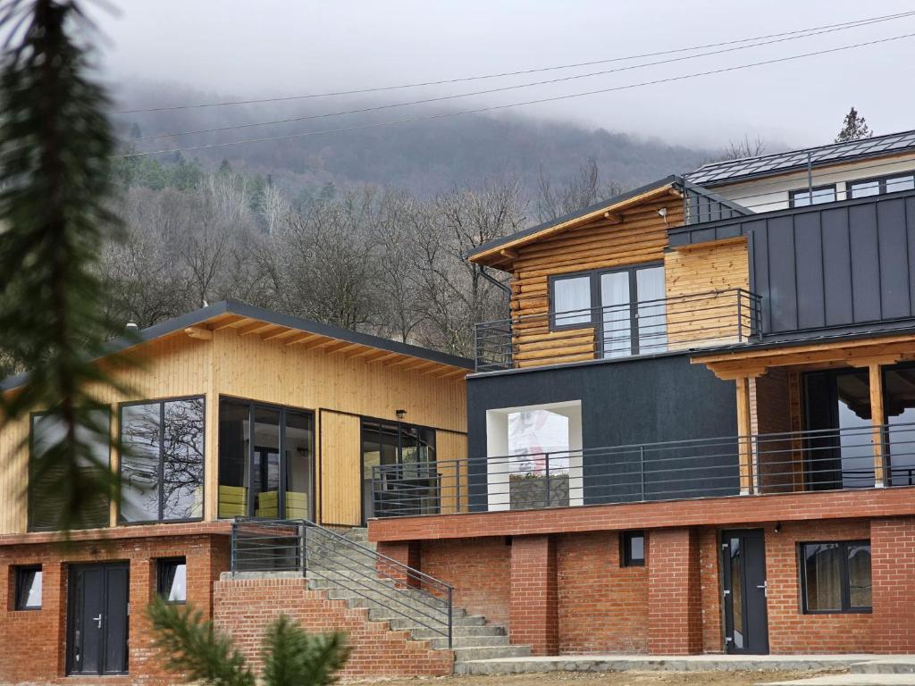 una casa con una terrazza con una montagna sullo sfondo di FurtuNest 