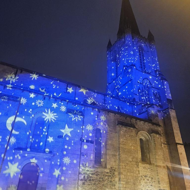 een gebouw met blauwe lichten erop bij Gite Maison Loyac in Tulle