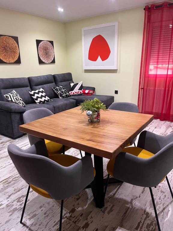 un soggiorno con tavolo e sedie in legno di El RINCONCITO a Mahora