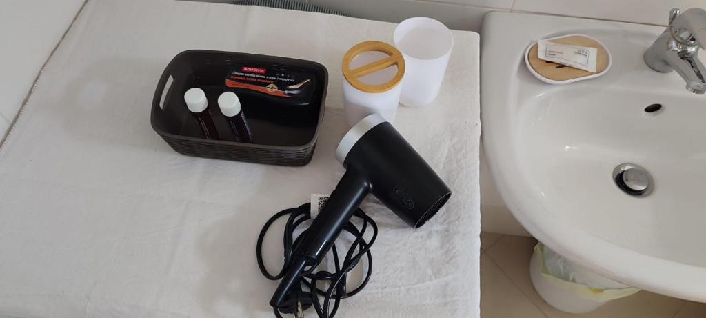 un comptoir de salle de bain avec un sèche-cheveux et un lavabo dans l'établissement Il Nido dei Mondagli, à Saluces