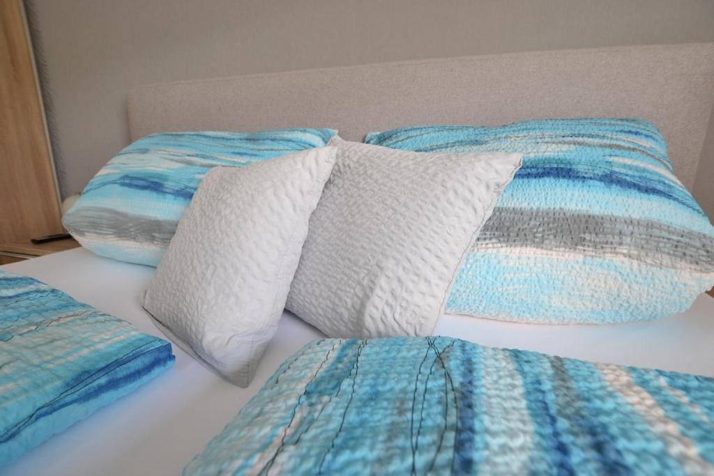 een bed met twee kussens erop bij Wohnen bei Gerlis - DZ 106 in Burbach