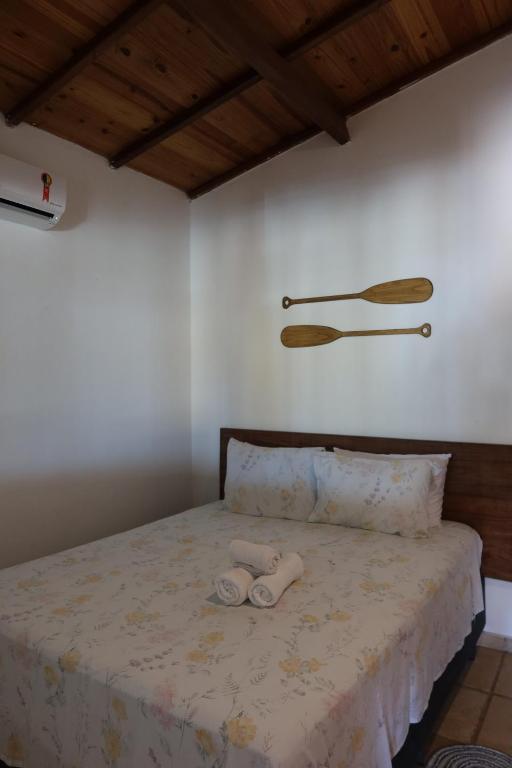 um quarto com uma cama com duas toalhas em Vila Goa em Cruz