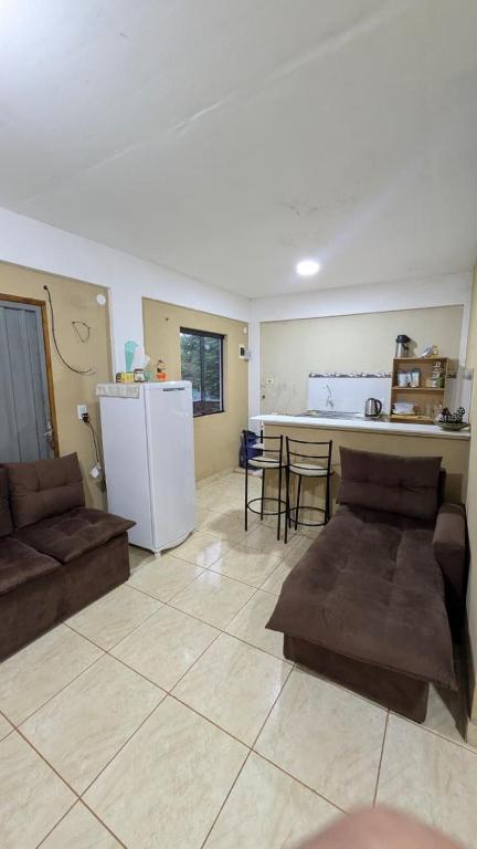 een woonkamer met een bank en een keuken bij Diana hotel 1 in Capitán Miranda