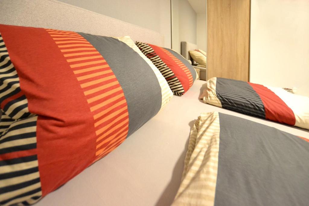 een rij kussens op een bed in een kamer bij Wohnen bei Gerlis - DZ 105 in Burbach