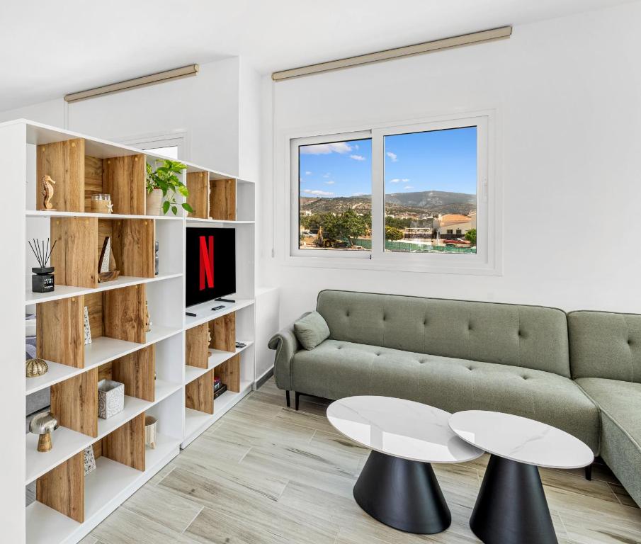 Et opholdsområde på Stylish Sunny Sea-View Apartment in Central Peyia