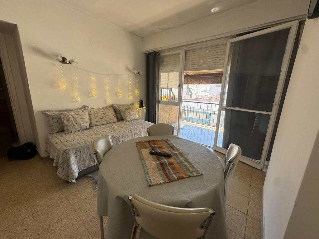 un salon avec une table et un canapé dans l'établissement Departamento cerca de la playa a tres cuadras dela playa, à Mar del Plata