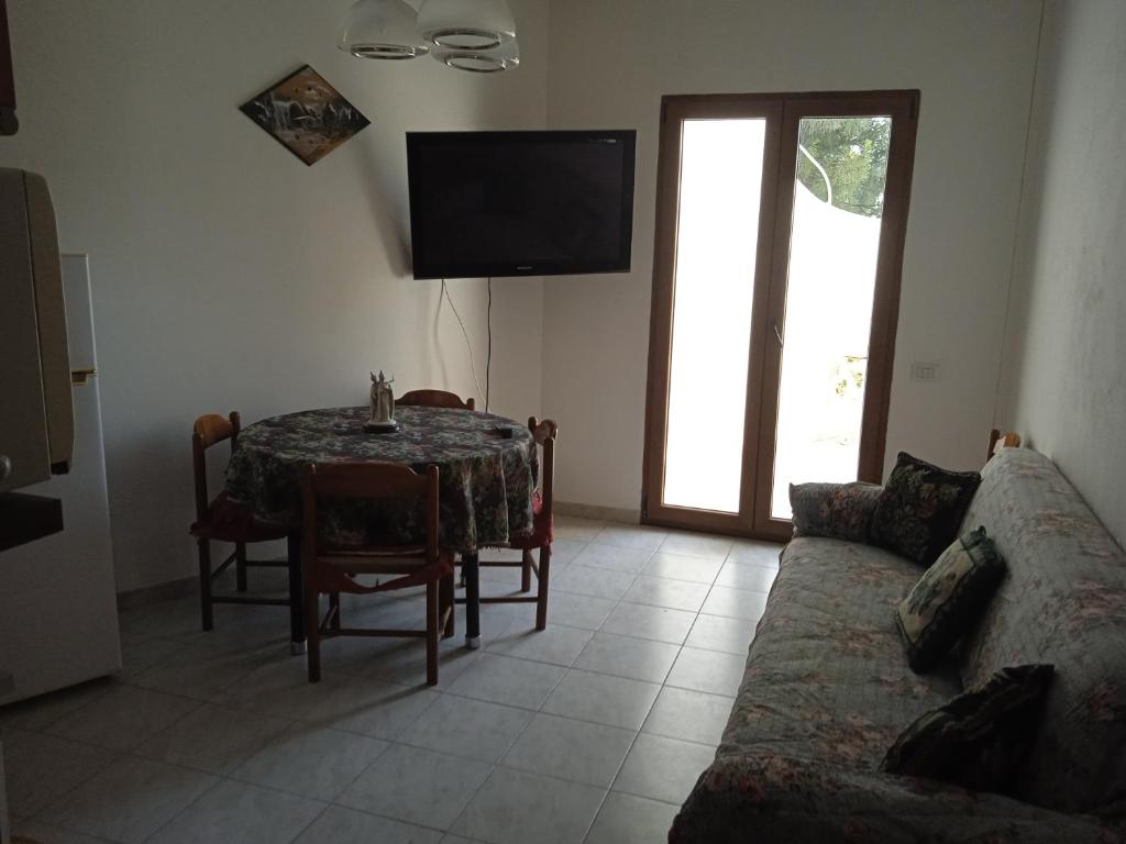 een woonkamer met een tafel en een bank bij appartamento Gabry in Dolianova